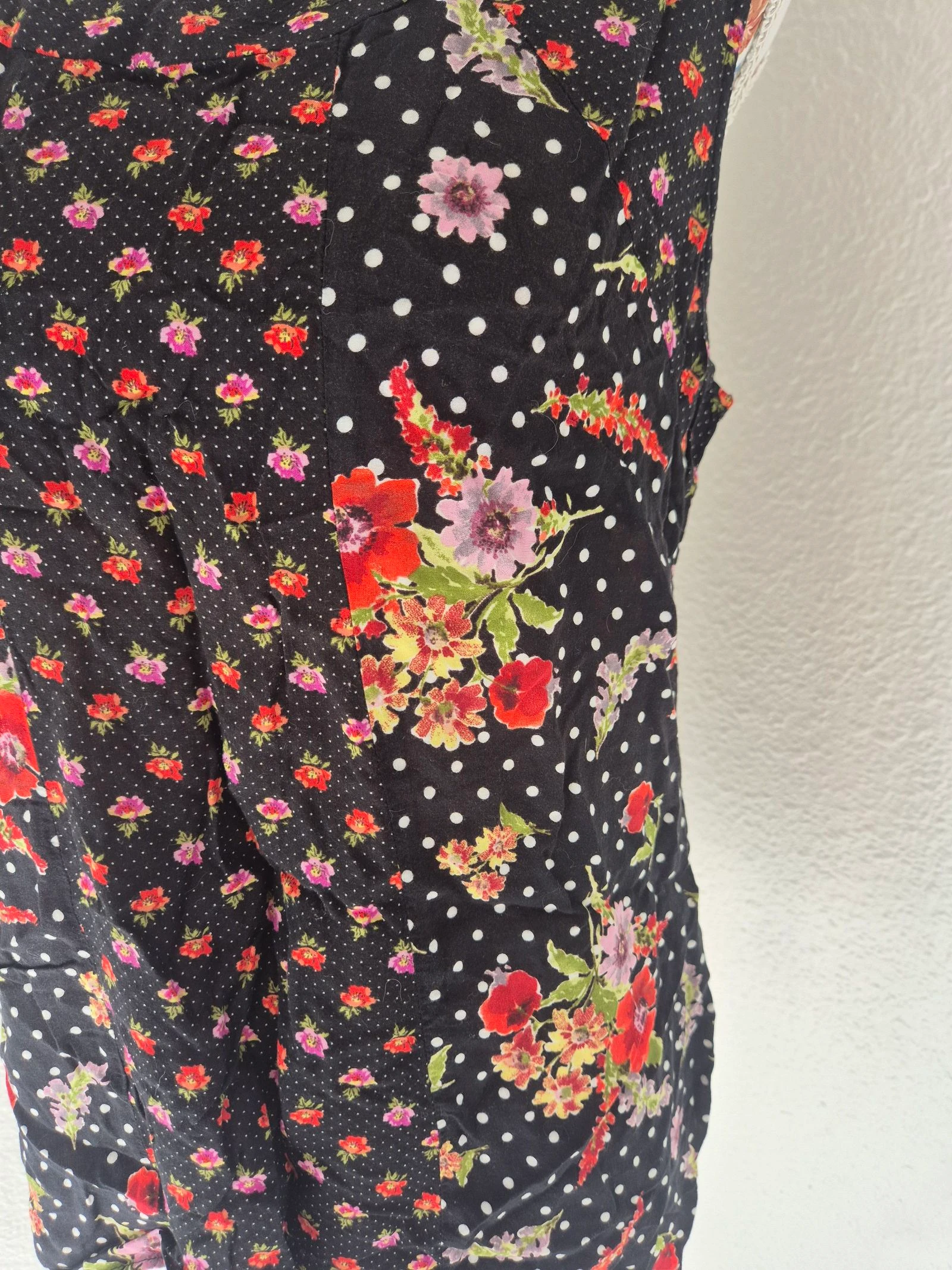 Blusa feminina sem mangas preta com flores e bolinhas T42 fluida leve estampa floral chique verão – photo 2